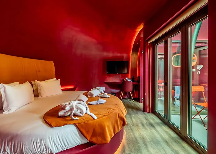 Cherry Sculpture 컨트리하우스 Paul